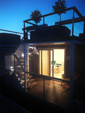 Floating Seahouse Ocean Beauty 2